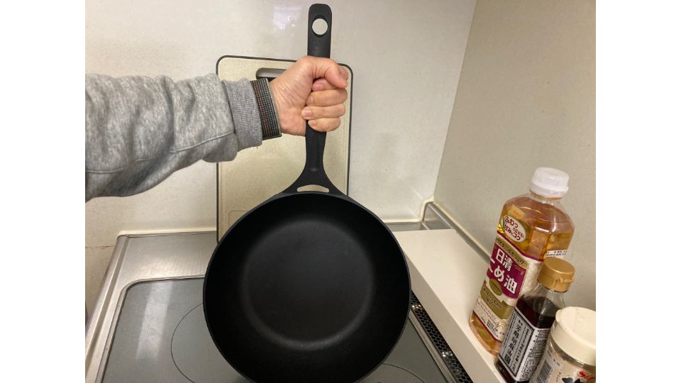 フライパンの逆手持ち